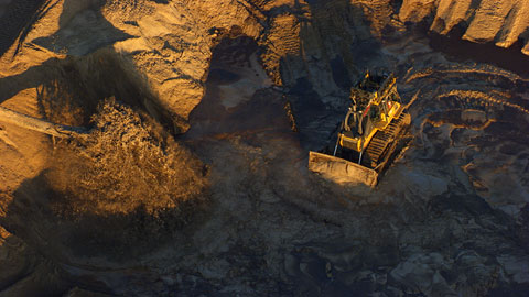 Landfill for oil residue from the Athabasca Oil Sands, Fort McMurray, Alberta, Canada (57°01' N –111°38' W). © "HOME" – an ELZEVIR FILMS – EUROPACORP coproduction.