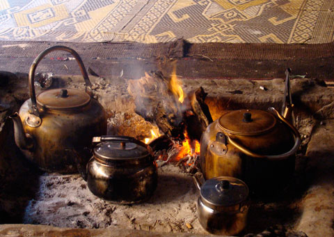 Cooking over a Bedouin campfire in Wadi Rum, Jordan. Photo by Susanne Koch, Creative Commons.