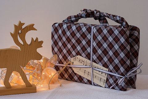 GL_ecowrap_fabric A variation of traditional Japanese furoshiki wrapping. By penwren, Flickr.