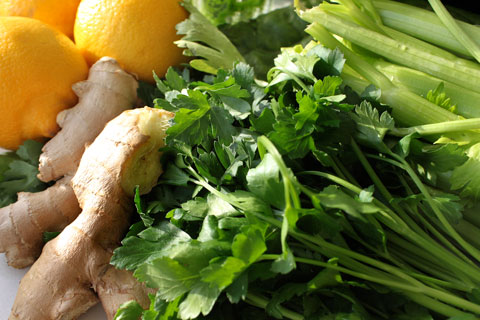Lemon, ginger and parsley add flavor to green juices and are good to always keep in the house.